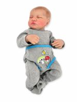Reborn bebeshka kukla so zatvoreni ochi i obleka