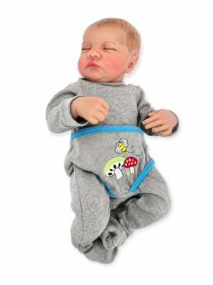 Reborn bebeshka kukla so zatvoreni ochi i obleka